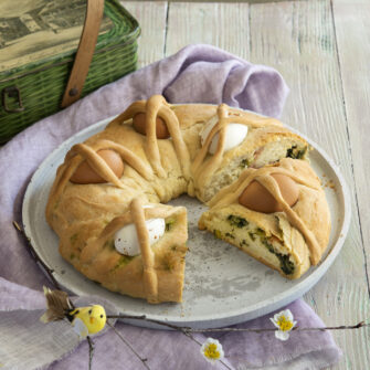 Casatiello rustico con uova soda, su canovaccio