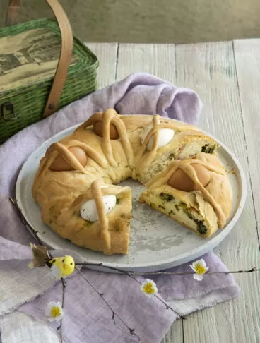 Casatiello rustico con uova soda, su canovaccio