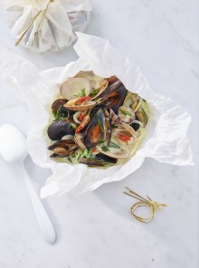 Cartoccio misto di conchiglie al latte di cocco e curry