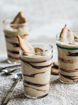 Mousse con cialdine alle nocciole