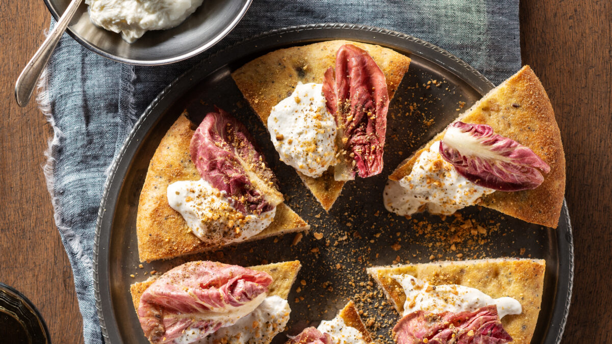 Pizza supersoft con bufala, radicchio e pesto di alici