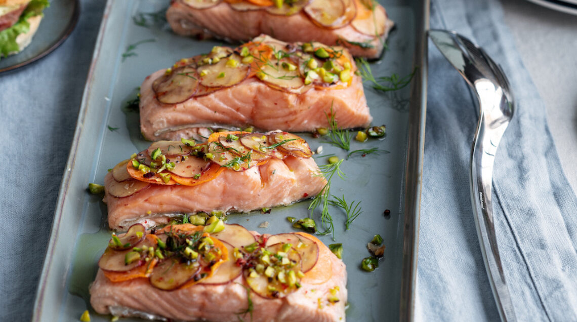 Salmone in camicia di patate dolci topinambur e pistacchi