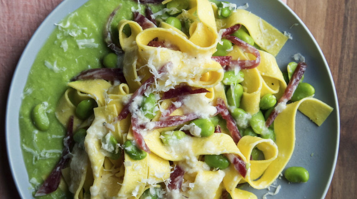 Tagliatelle con fave, salame e pecorino | Sale&amp;Pepe