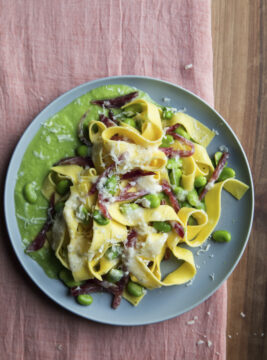 tagliatelle fave salame e pecorino