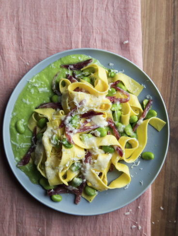 tagliatelle fave salame e pecorino