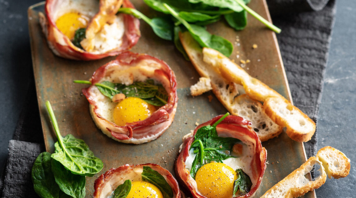 Uova con bacon, spinacini e focaccia