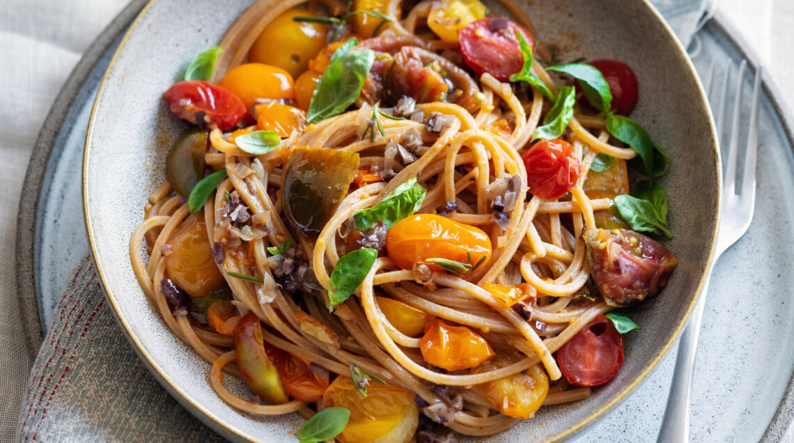 Spaghetti integrali con pomodorini, scalogni e olive - Sale&Pepe