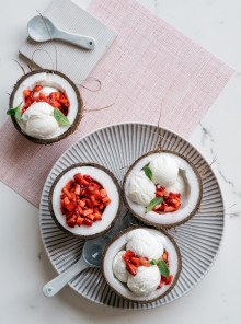 Gelato con composta di fragole allo zenzero