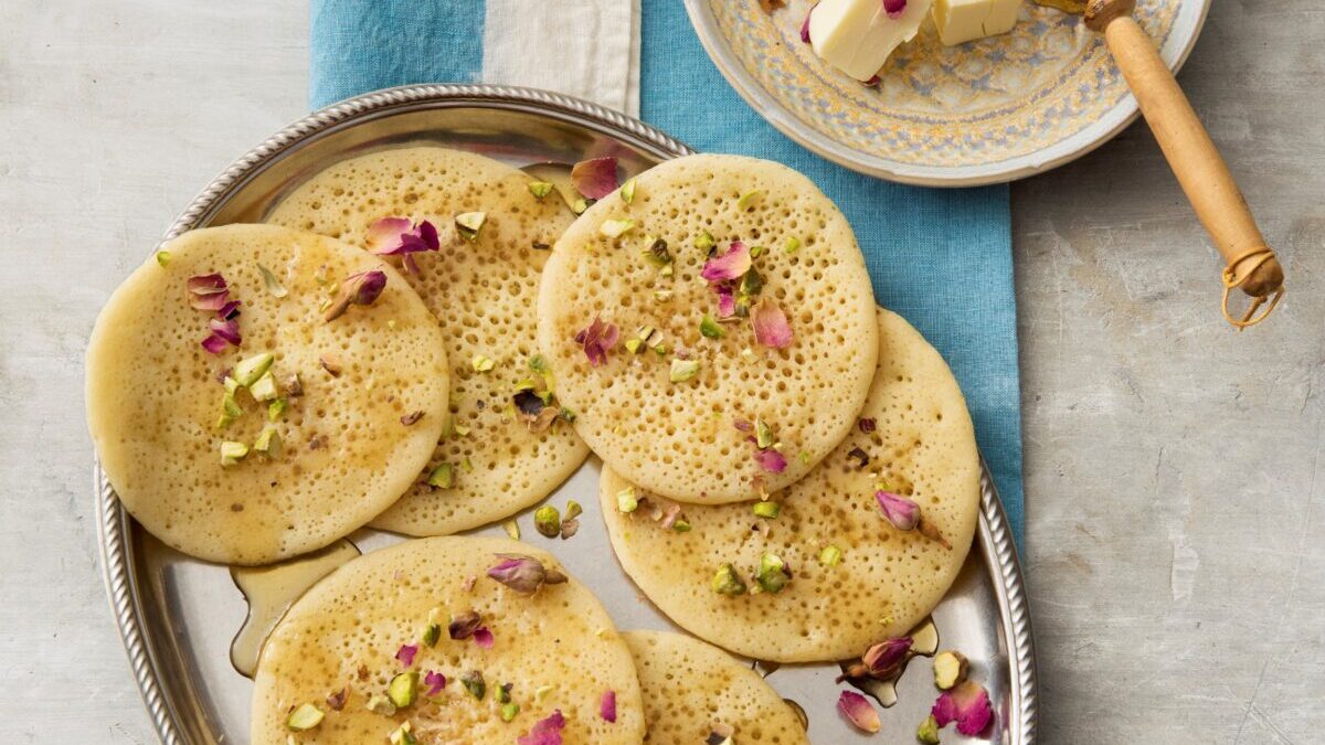 Baghrir con miele, burro, pistacchi, petali di rose e acqua di rose (Marocco)