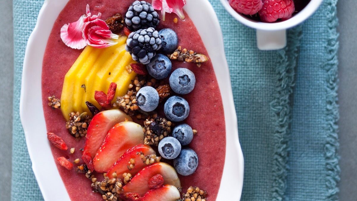 Power bowl di frutta con granola di grano saraceno