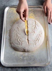 Pane integrale semplice con pasta madre e lievitazione ritardata