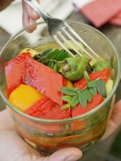 Antipasto di peperoni, zucchine e fiori di zucca