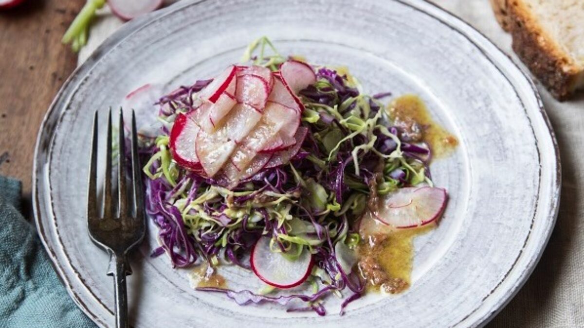 Cavolo cappuccio in insalata con ravanelli e salsa di acciughe