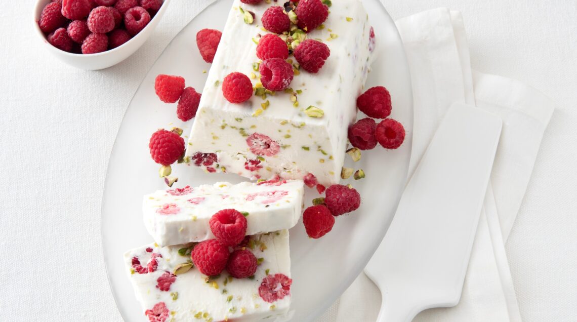 Dolce allo yogurt con lamponi e granella di pistacchi
