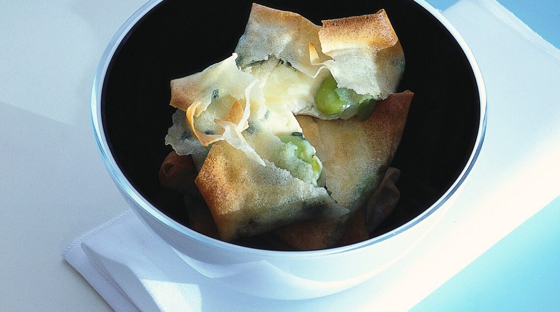 Involtini di formaggio di capra alle fave