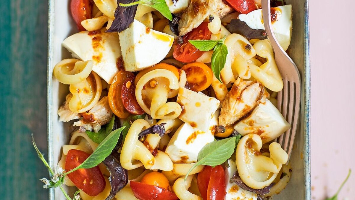 Pasta fredda con bufala e filetti di sgombro