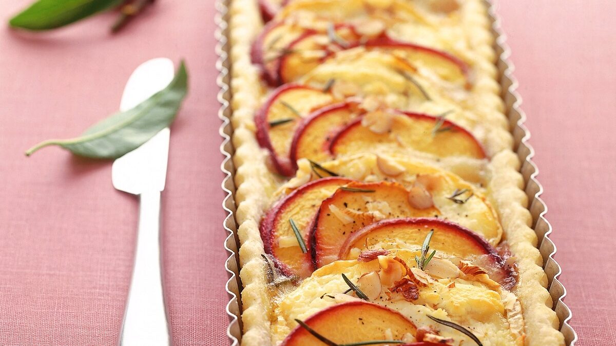 Quiche di pesche e chèvre al rosmarino