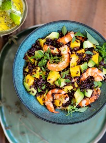 Riso nero con mango, avocado e gamberi