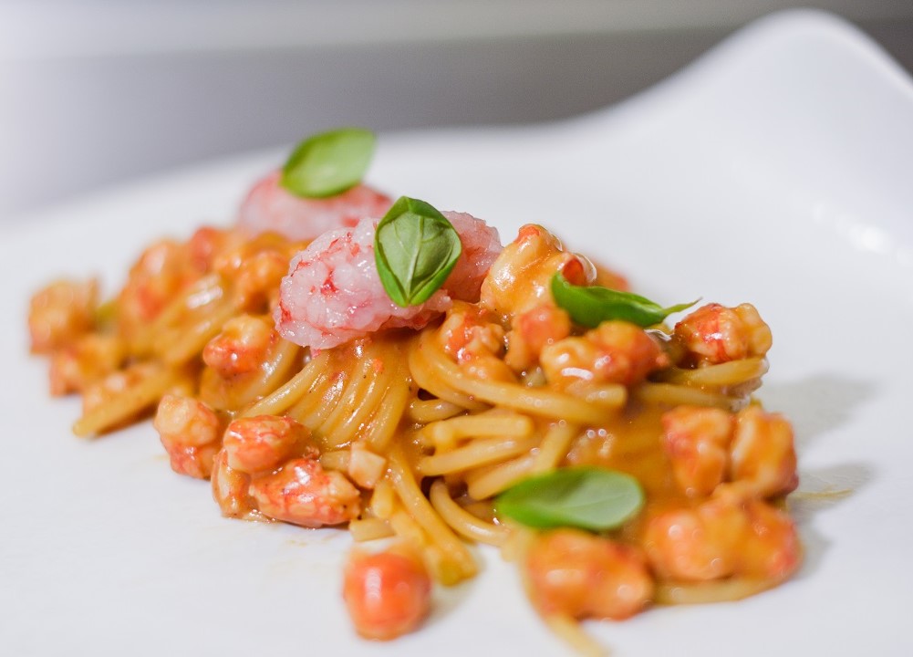 Spaghettoni con gamberi cotti e crudi e la loro bisque Sale&Pepe