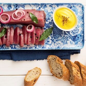 Filetti di tonno marinati con salsa allo zafferano