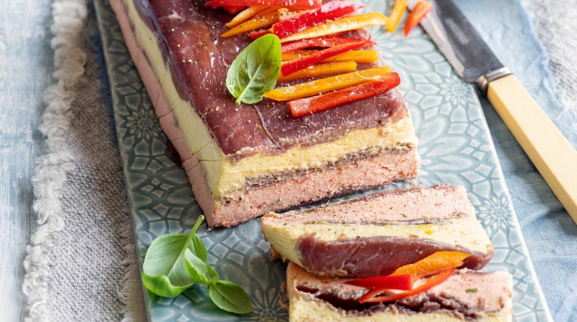 Carpaccio di manzo mattonella con bavarese di peperoni e robiola