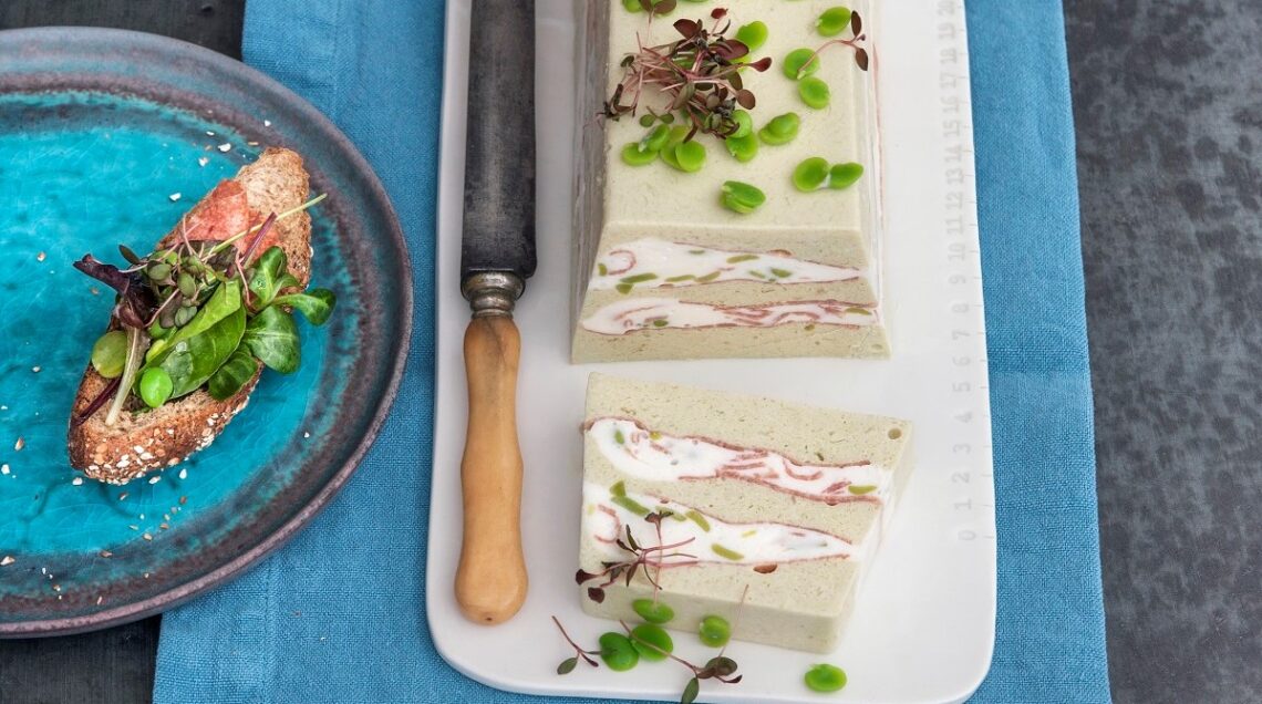 Terrina di yogurt con fave e salame