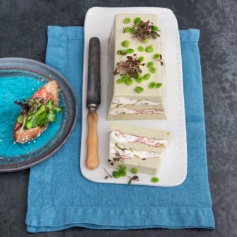 Terrina di yogurt con fave e salame