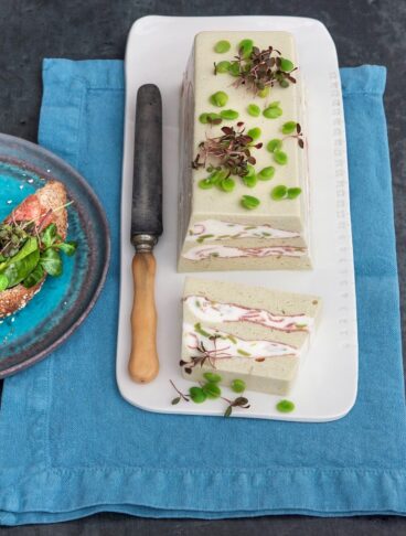 Terrina di yogurt con fave e salame