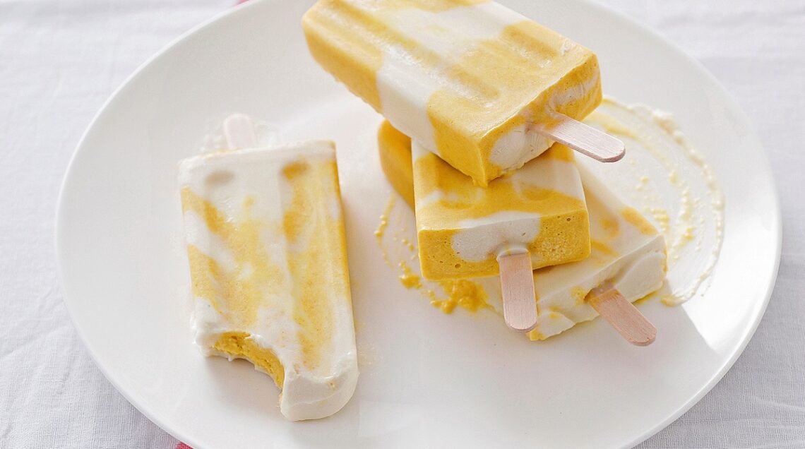 Gelato al mango e yogurt al pepe rosa su stecco