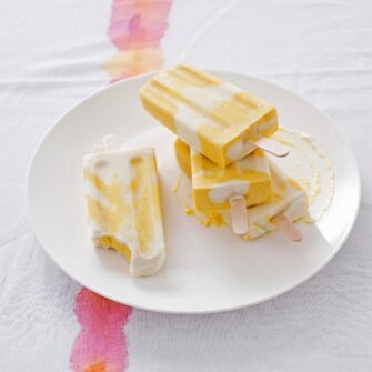 Gelato al mango e yogurt al pepe rosa su stecco