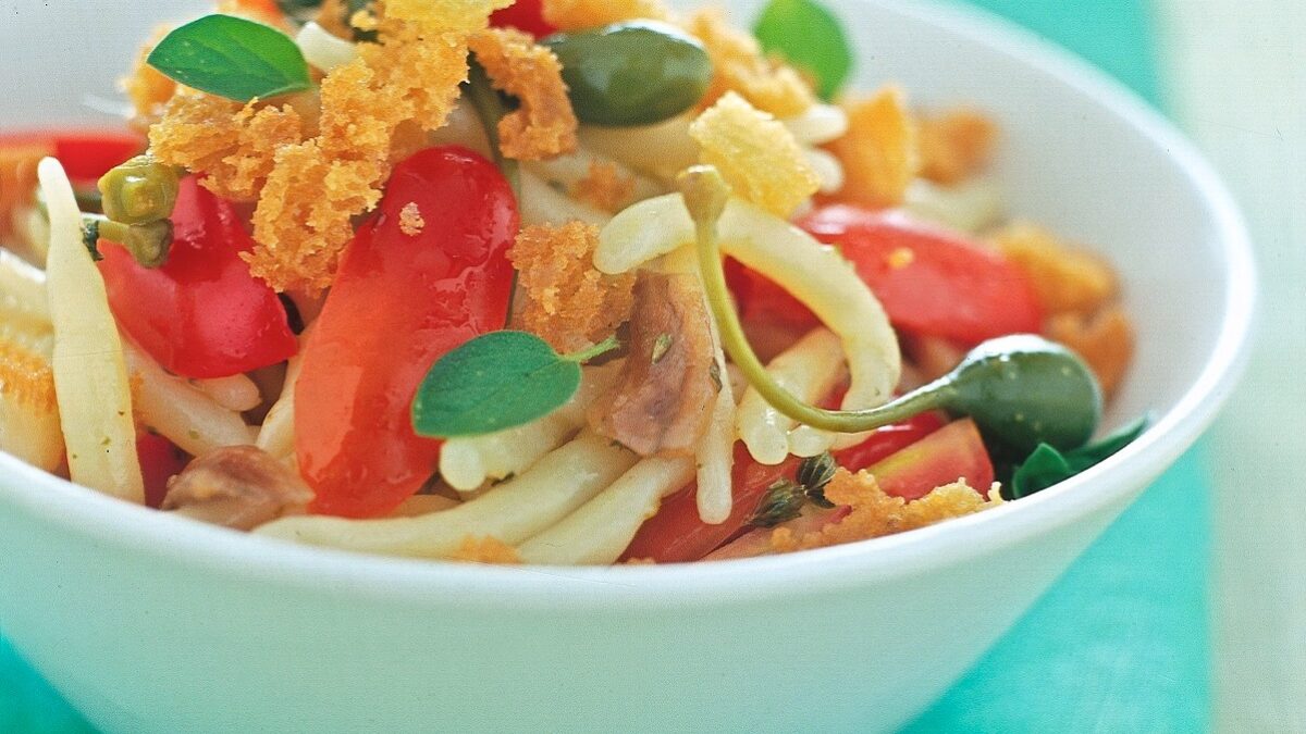 Insalatina di pasta: trofie con briciole di pane fritto