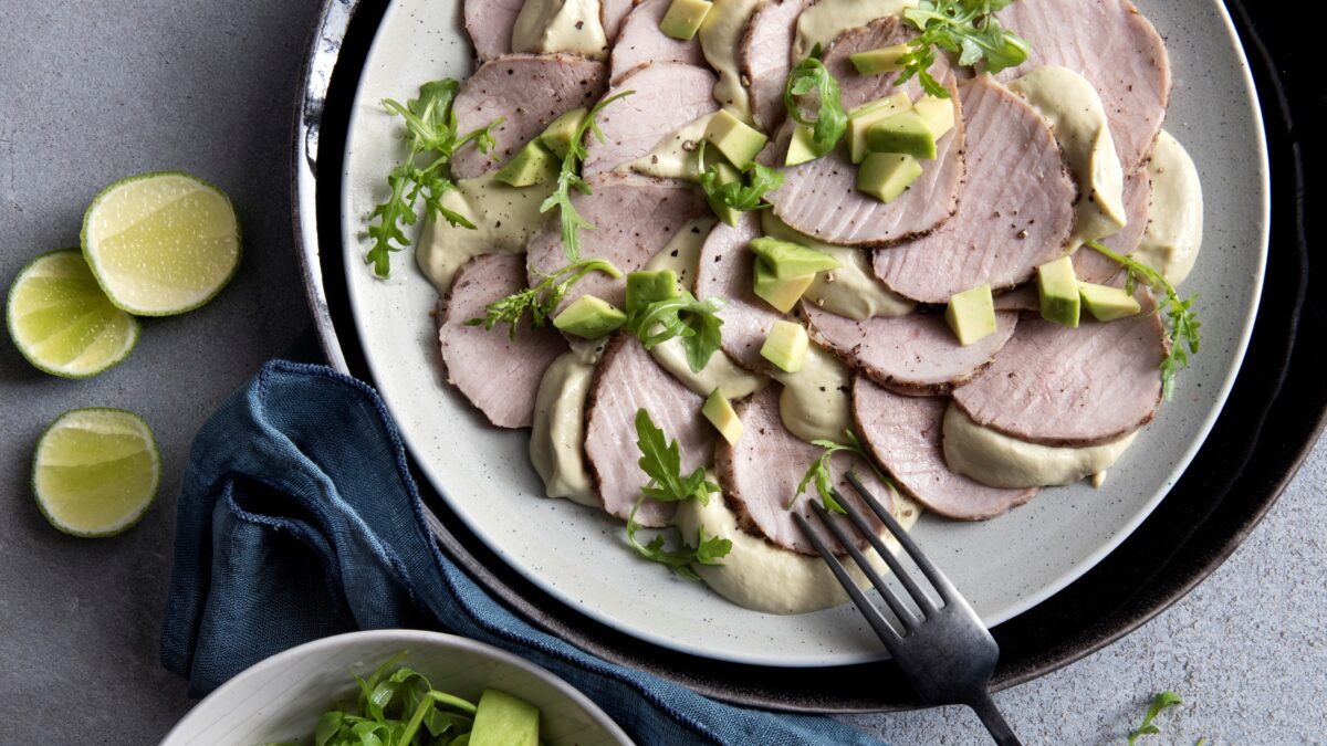 Magatello al forno in crosta con salsa tonnata e avocado