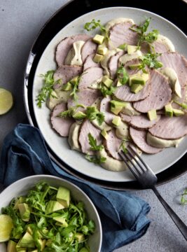 Magatello al forno in crosta con salsa tonnata e avocado