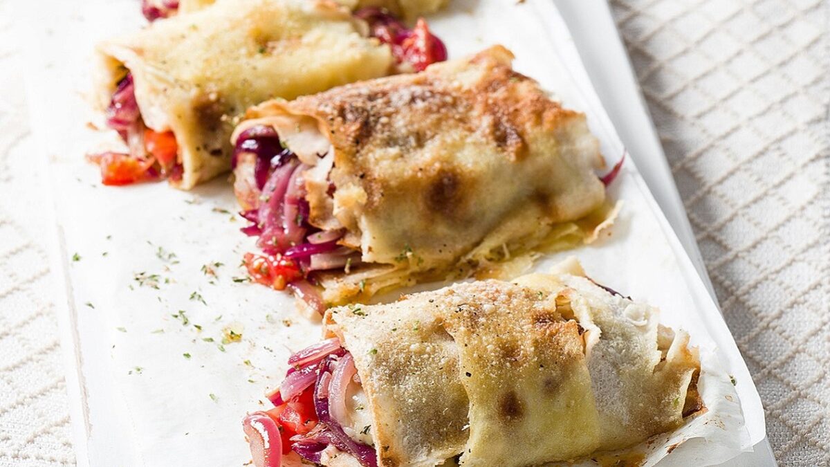 Pane carasau per croccanti involtini di cipolle e formaggio