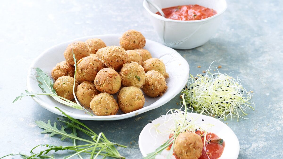 Polpette di pane e formaggio in salsa al pomodoro e rucola