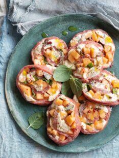 Rotolo di vitellone, mozzarella e gorgonzola con noci e timo e melone marinato