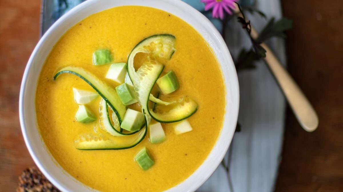 Gazpacho di pomodori in giallo con cracker di quinoa