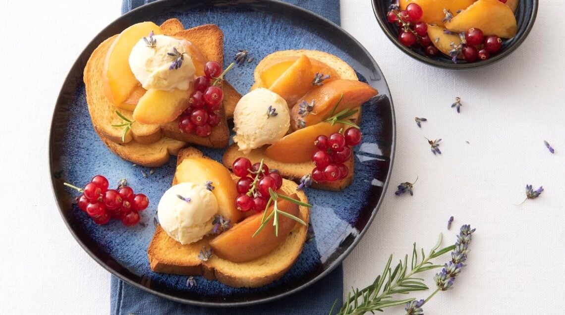 bruschette dolci con pesche al rosmarino, gelato e ribes