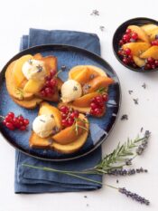 bruschette dolci con pesche al rosmarino, gelato e ribes