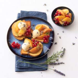 bruschette dolci con pesche al rosmarino, gelato e ribes