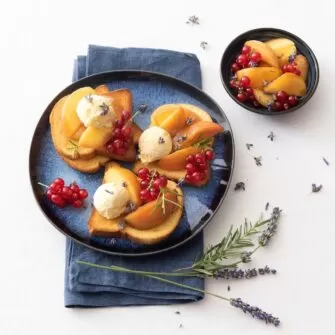 bruschette dolci con pesche al rosmarino, gelato e ribes