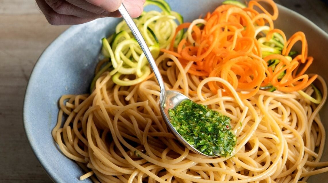 Spaghetti integrali con spaghetti di zucchine