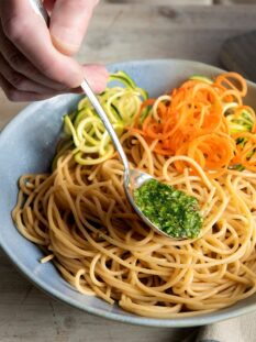 Spaghetti integrali con spaghetti di zucchine