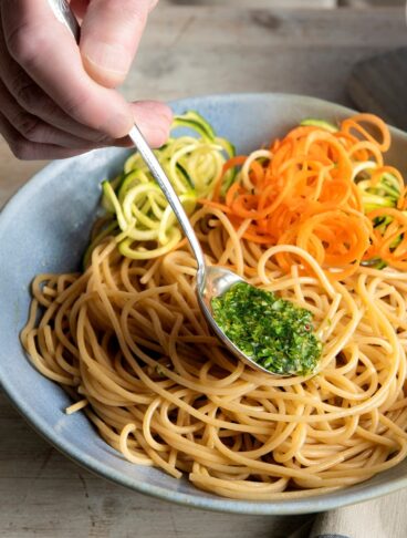 Spaghetti integrali con spaghetti di zucchine