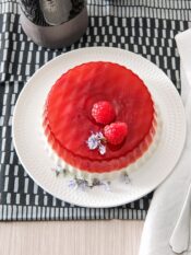 Aspic di panna cotta e gelatina di lamponi