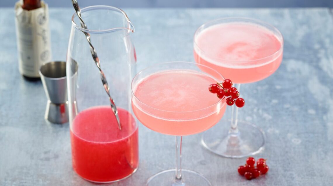 Champagne cocktail al ribes
