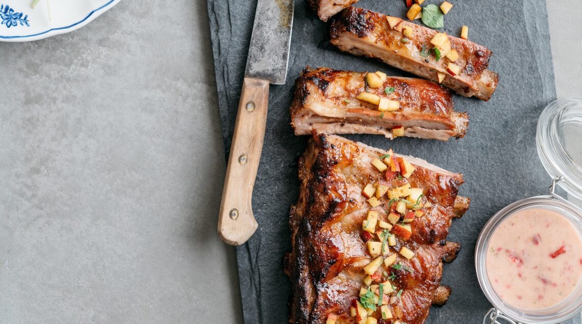 Costine di maiale marinate alle pesche