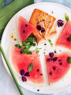 filetto di salmone su carpaccio di anguria marinata all'aceto