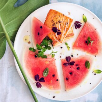 filetto di salmone su carpaccio di anguria marinata all'aceto