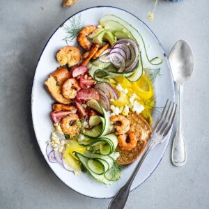 Gazpacho in insalata con mazzancolle piccanti e friselle